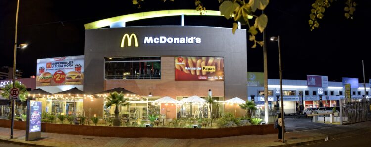 [Ecuador] McDonald’s adapta sus locales en Ecuador con nuevos espacios exteriores para consumir al aire libre