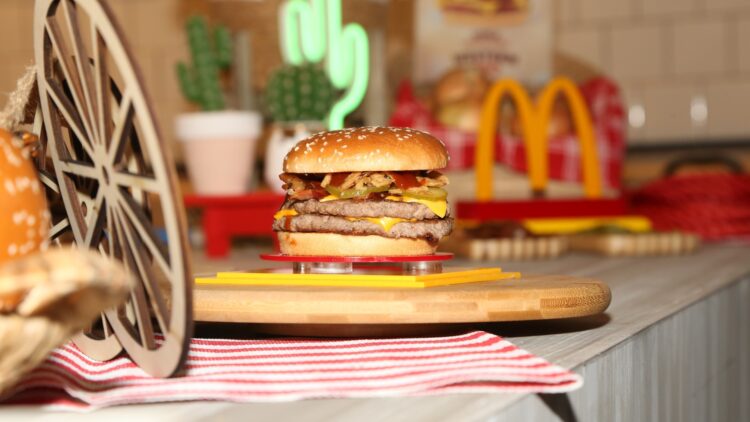 [Panamá] McDonald’s celebra el lanzamiento oficial de su nueva hamburguesa “Cuarto de libra Western BBQ”